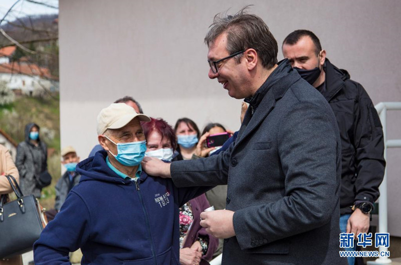 Presidente sérvio inoculado com vacina chinesa