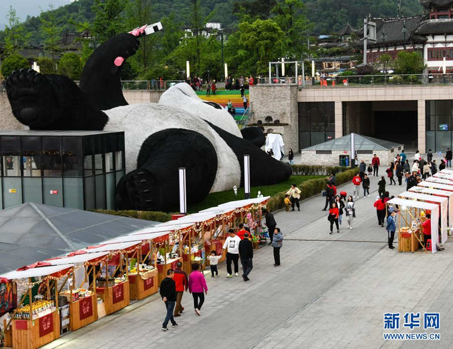 Sichuan: Escultura de panda é construída na cidade dos pandas gigantes