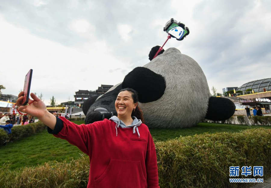 Sichuan: Escultura de panda é construída na cidade dos pandas gigantes