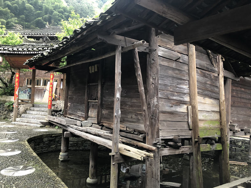Guizhou: celeiros sobre palafitas da etnia Miao 