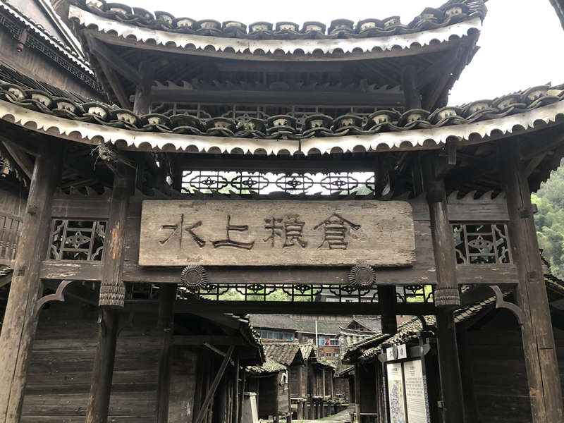Guizhou: celeiros sobre palafitas da etnia Miao 