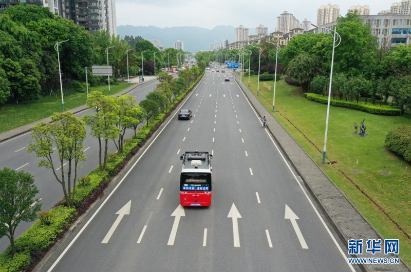Ônibus de condução automática entra em funcionamento em Chongqing 