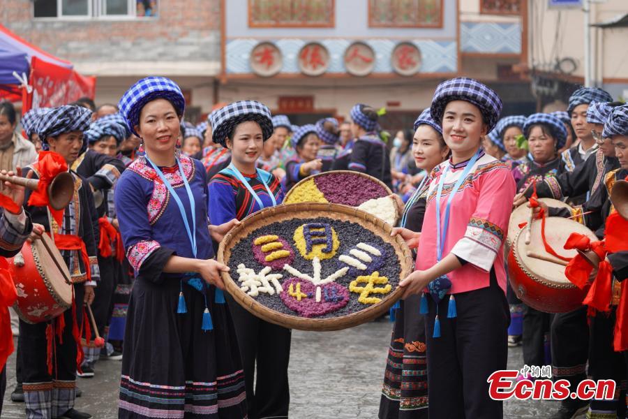 China: Minorias étnicas celebram Festival Sanyuesan