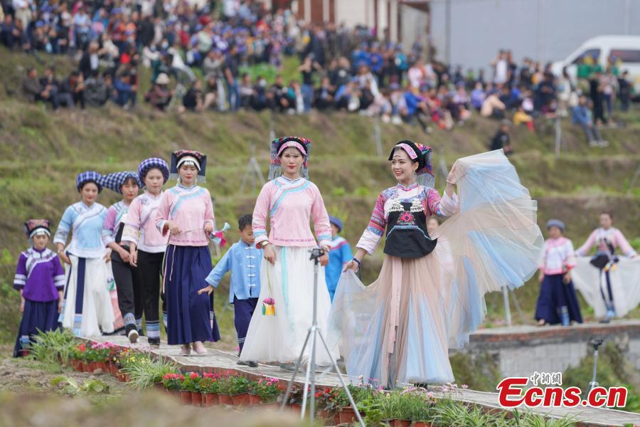 China: Minorias étnicas celebram Festival Sanyuesan