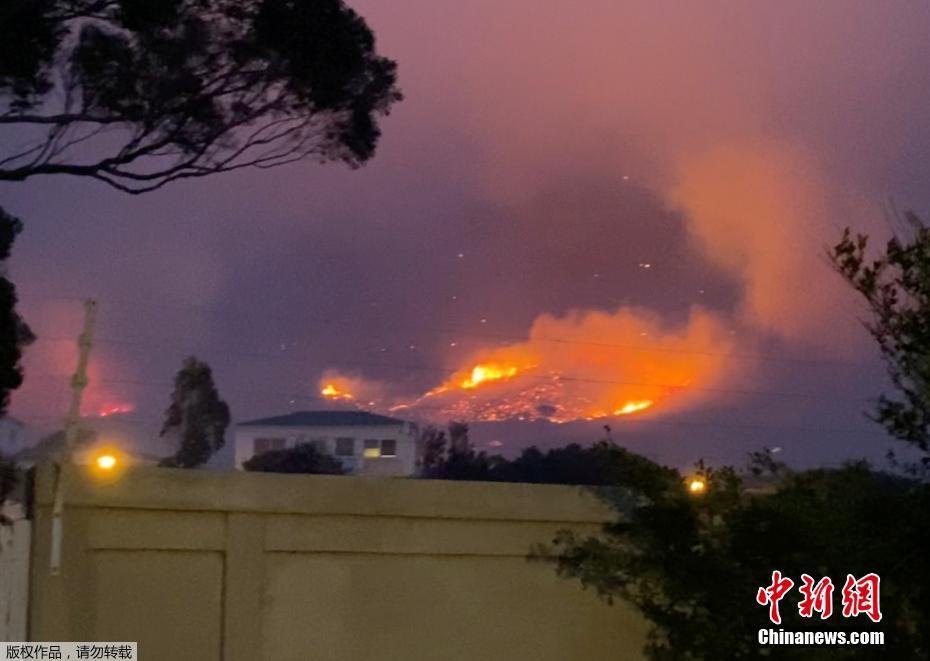 Parque Nacional da Table Mountain na África do Sul sofre incêndio

