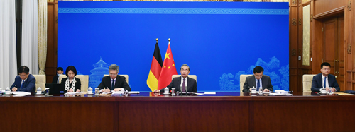 Ministro das Relações Exteriores chinês se reúne via vídeo com seu homólogo alemão