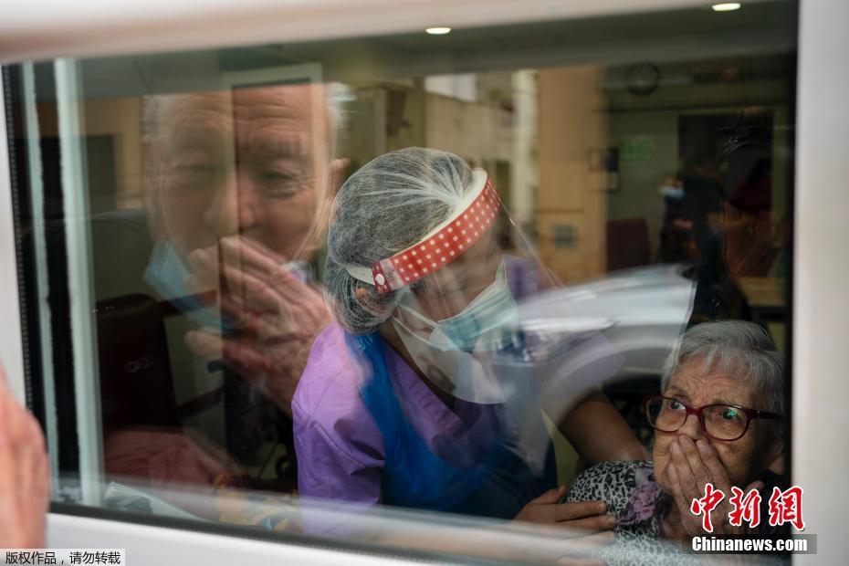 Espanha: Casal de idosos se encontra através de janela devido à pandemia