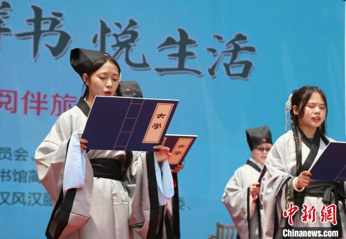 Chongqing: Estudantes com roupas tradicionais chinesas deram boas-vindas ao Dia Mundial do Livro