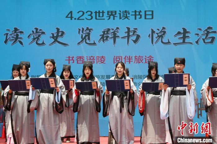 Chongqing: Estudantes com roupas tradicionais chinesas deram boas-vindas ao Dia Mundial do Livro