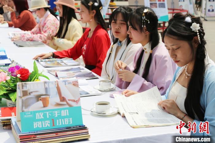 Chongqing: Estudantes com roupas tradicionais chinesas deram boas-vindas ao Dia Mundial do Livro