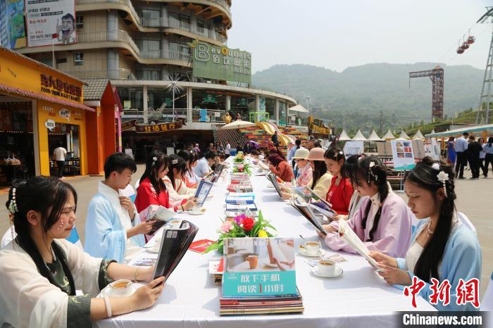 Chongqing: Estudantes com roupas tradicionais chinesas deram boas-vindas ao Dia Mundial do Livro