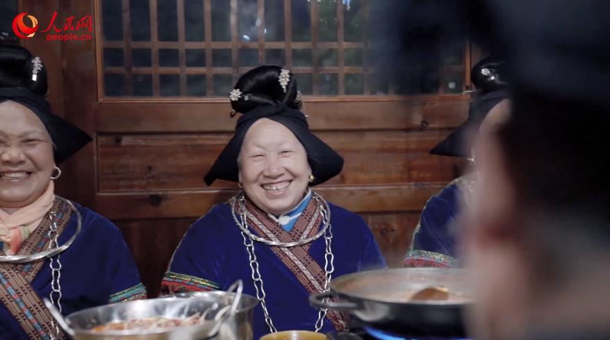 Guizhou: Banquete de mesa longa apresenta gastronomia e hospitalidade da etnia Miao 