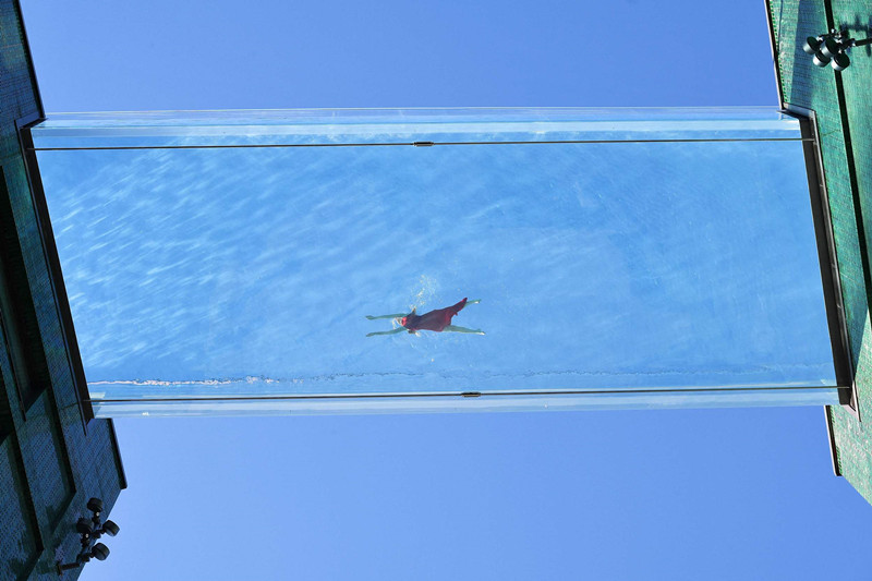 Londres tem primeira piscina elevada do mundo totalmente transparente