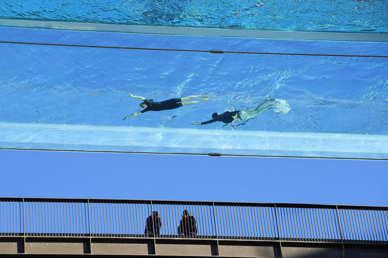 Londres tem primeira piscina elevada do mundo totalmente transparente
