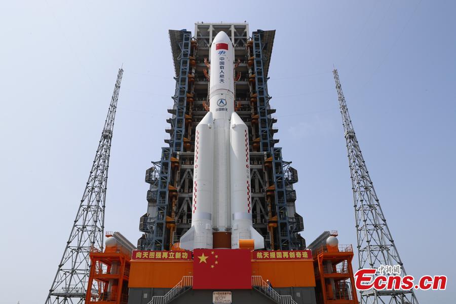 Módulo central da estação espacial da China é transportado para plataforma de lançamento