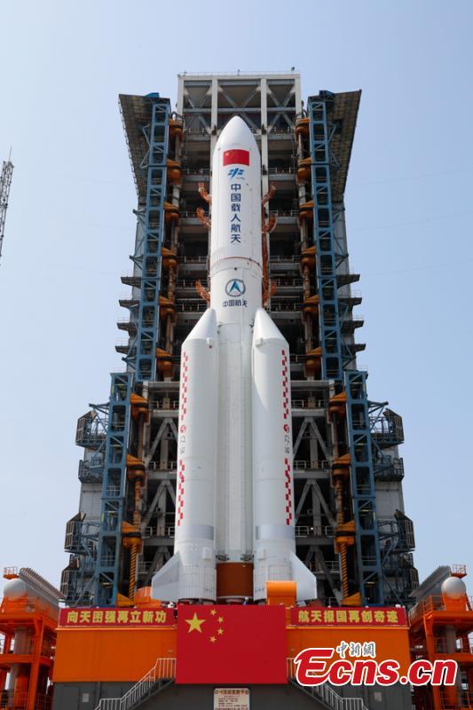 Módulo central da estação espacial da China é transportado para plataforma de lançamento