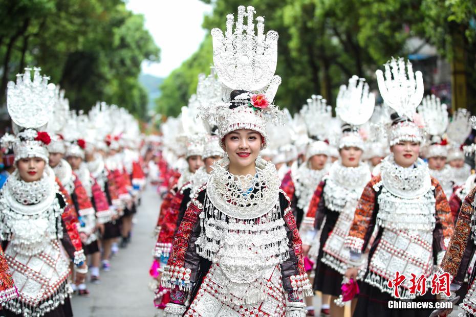 Guizhou: pessoas vestidas com trajes tradicionais da etnia Miao comemoram “Festival das Irmãs”