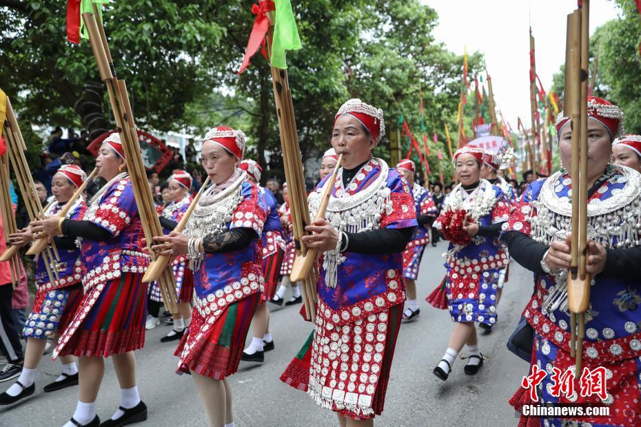 Guizhou: pessoas vestidas com trajes tradicionais da etnia Miao comemoram “Festival das Irmãs”