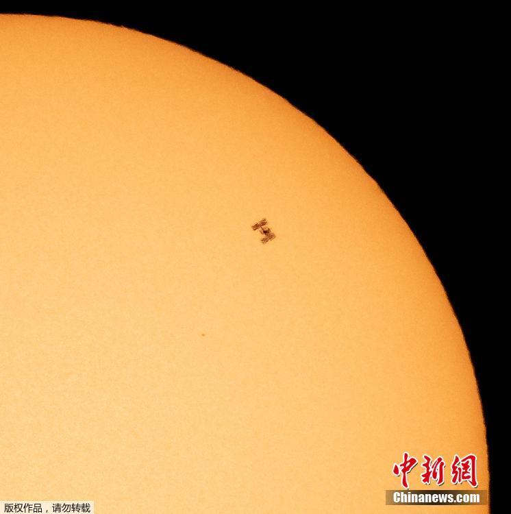 NASA divulga silhueta da Estação Espacial Internacional em frente ao Sol