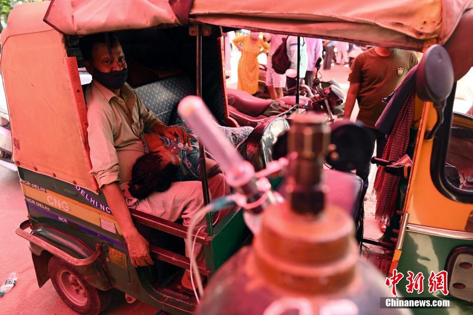 Índia: Pacientes com Covid-19 recebem oxigênio na rua devido ao colapso no sistema de saúde