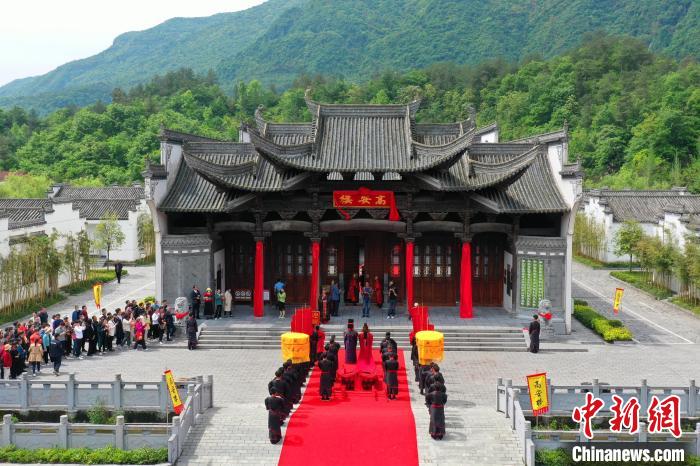 Hubei realiza demonstração de cerimônia de casamento 