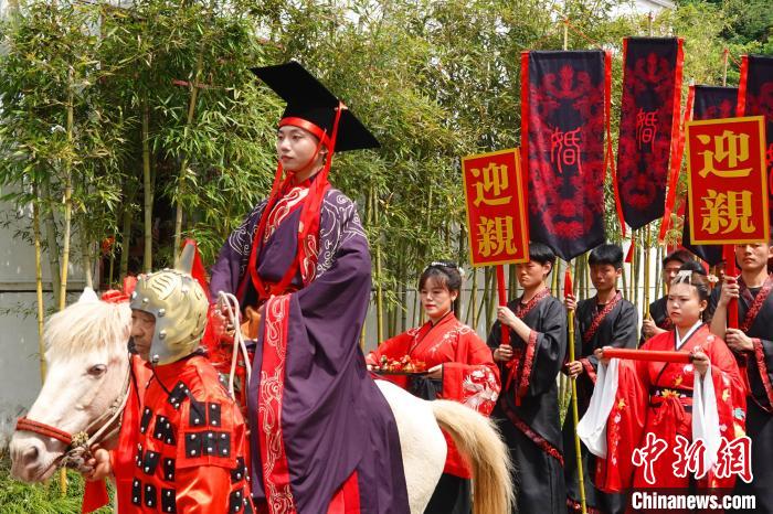 Hubei realiza demonstração de cerimônia de casamento 