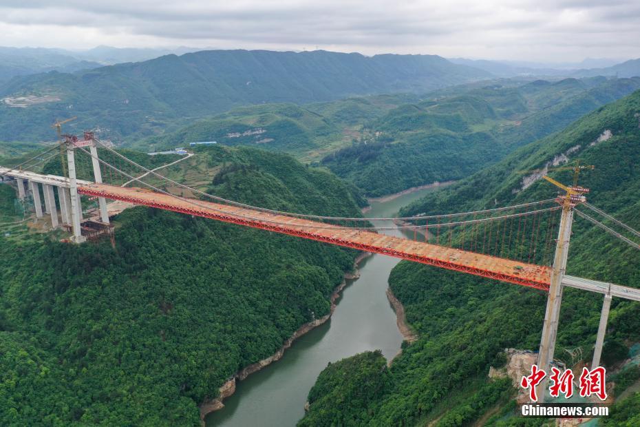 Vista áerea da ponte suspensa de Yangbaoshan em construção