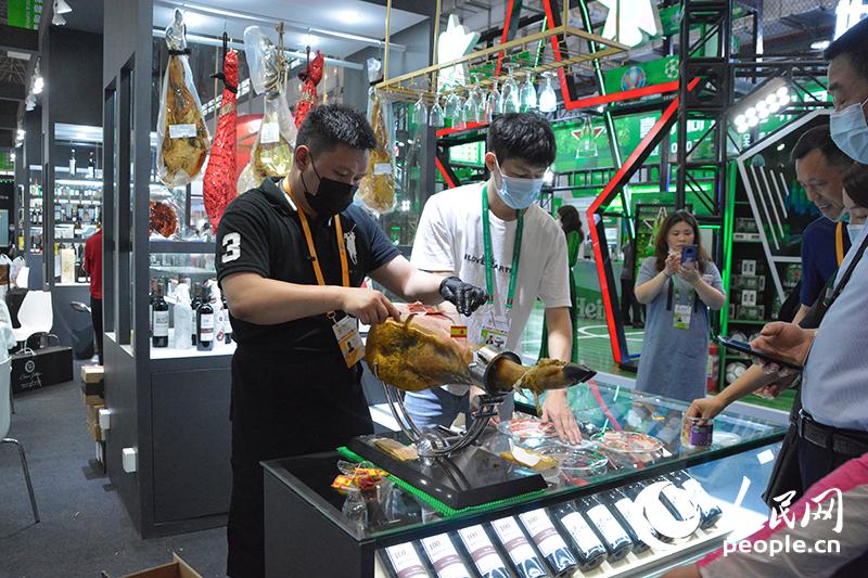 Primeira Expo Internacional de Produtos de Consumo da China se torna plataforma importante de bens de consumo internacionais