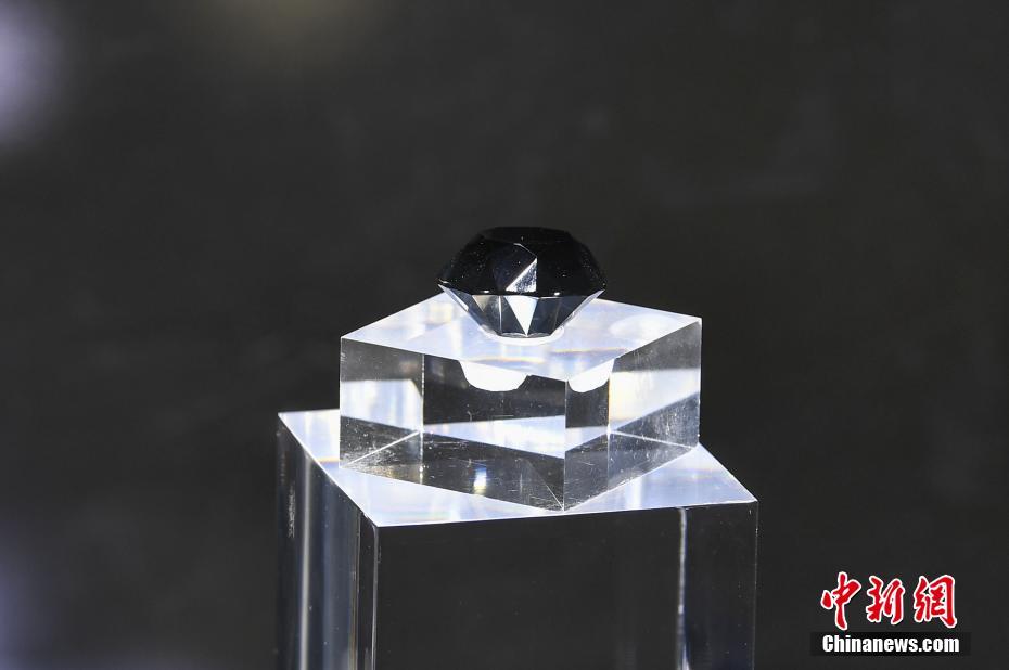 Diamante negro de 88 quilates é exibido na primeira Exposição Internacional de Produtos de Consumo da China