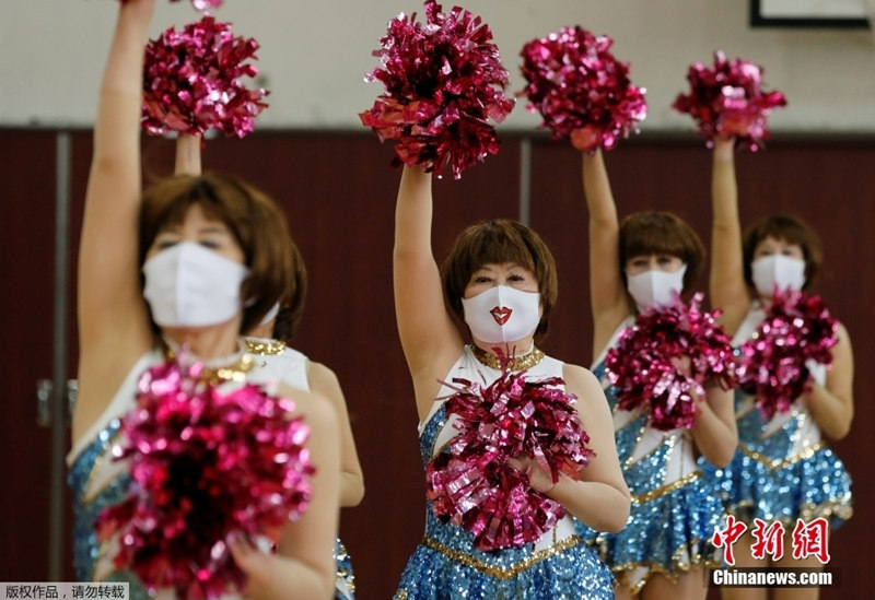 Japão : Líderes de torcida com mais de 55 anos priorizam seus sonhos