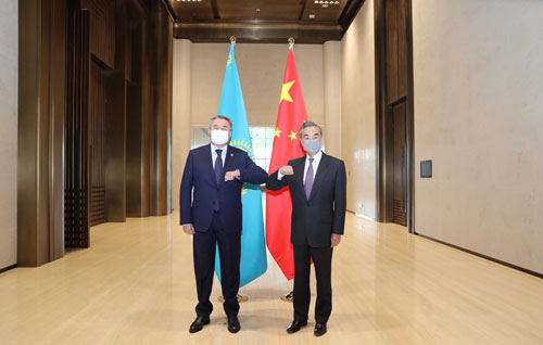 Chanceler chinês conversa com homólogo do Cazaquistão