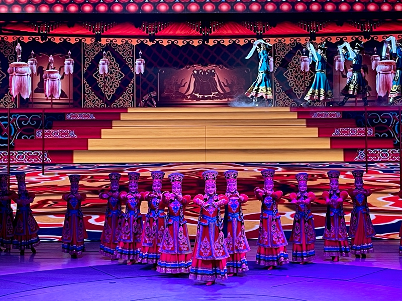 Dança folclórica de Xinjiang representa o mito da Rota da Seda