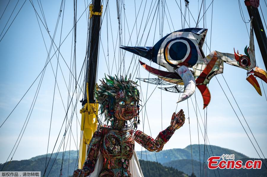 Japão: fantoche gigante desvendado em evento cultural das Olimpíadas de Tóquio em Iwate