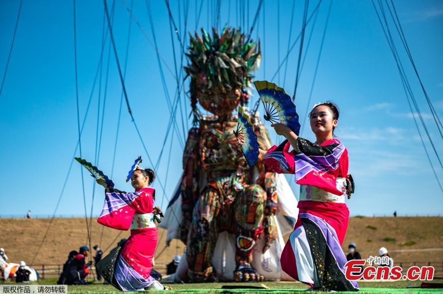 Japão: fantoche gigante desvendado em evento cultural das Olimpíadas de Tóquio em Iwate