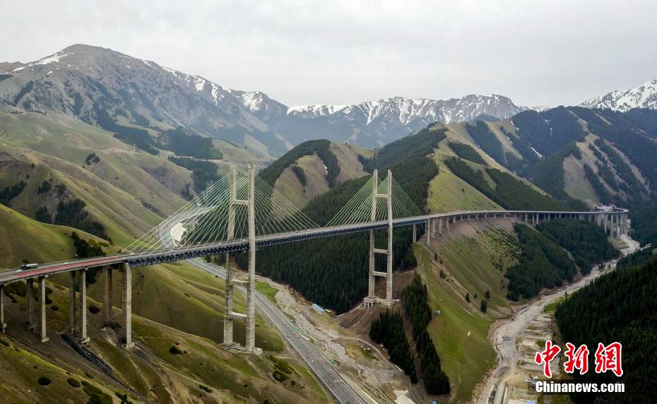 Galeria: vista aérea da ponte mais alta em Xinjiang