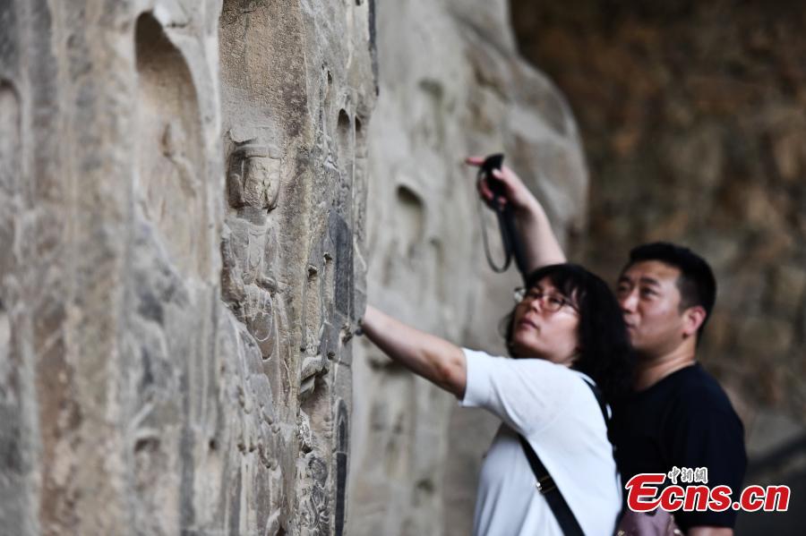 Tesouro nacional de 1500 anos: Templo das Grutas de Gongyi maravilha turistas
