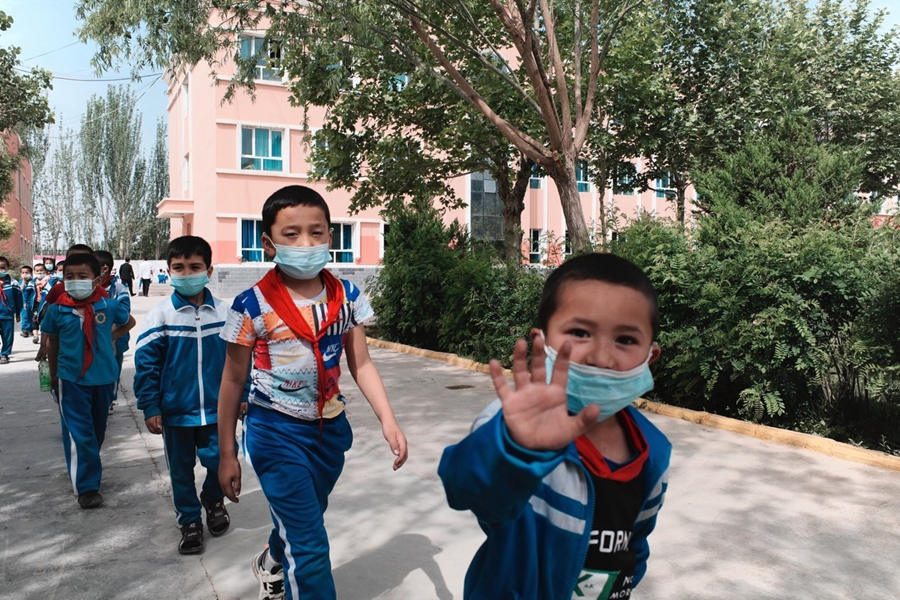 Crianças sorridentes em Xinjiang 