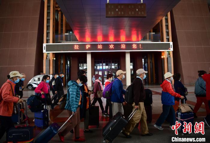 Tibete: Primeiro trem especial turístico chega a Lhasa   