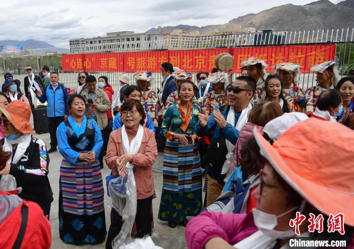 Tibete: Primeiro trem especial turístico chega a Lhasa   