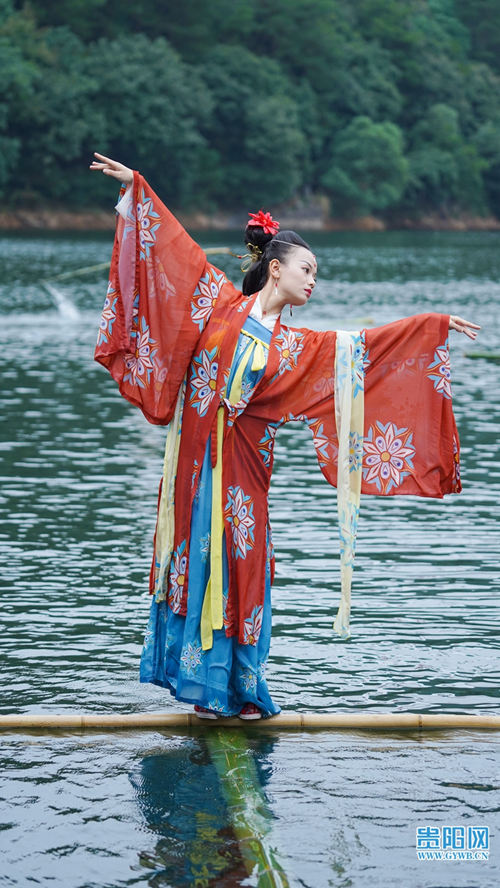 Jovens de Guizhou preservam arte folclórica local