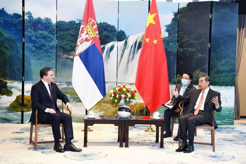 Chanceler chinês conversa com homólogo da Sérvia