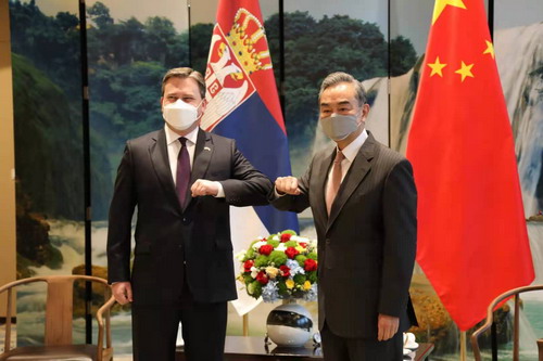 Chanceler chinês conversa com homólogo da Sérvia