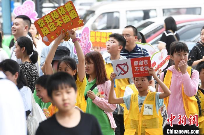 Dia Mundial sem Tabaco: Crianças em Chongqing apelam às pessoas que troquem tabaco por doce 