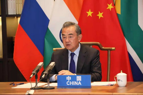 Wang Yi participa na reunião de chanceleres do BRICS