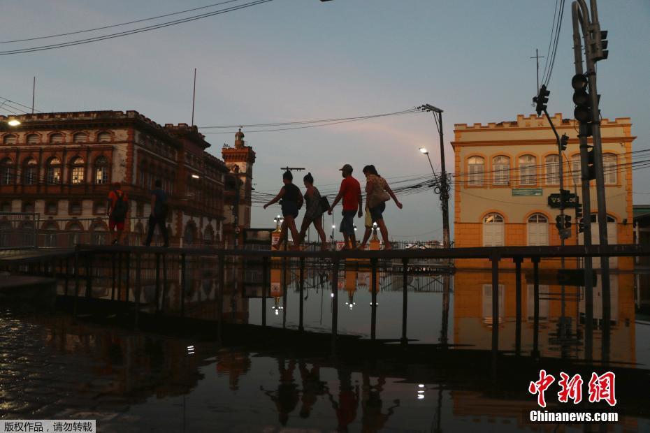 Brasil: Elevação do nível do rio causa inundações em Manaus