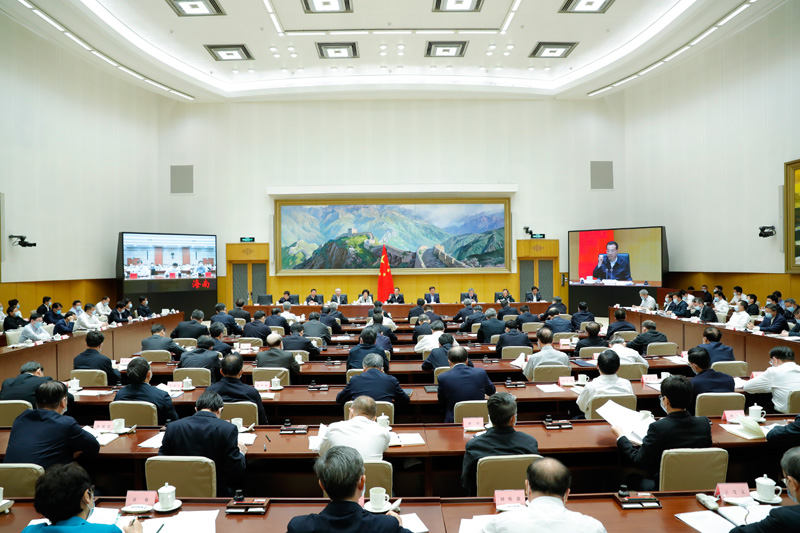 Primeiro-ministro chinês sublinha impulsionar vitalidade do mercado