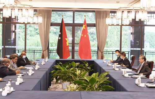 Chanceler chinês realiza conversações com homólogo de Papua-Nova Guiné