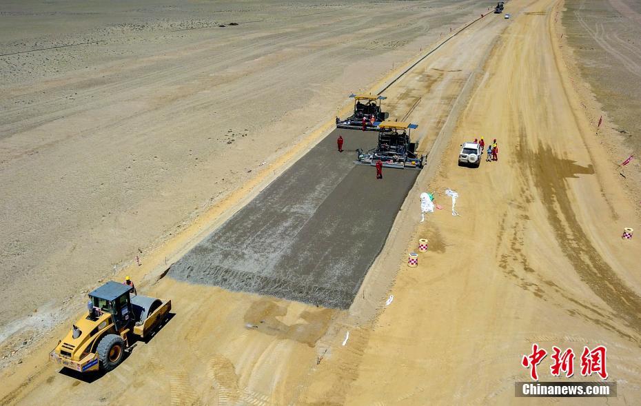 Xinjiang: Construção da primeira rodovia deserta em andamento