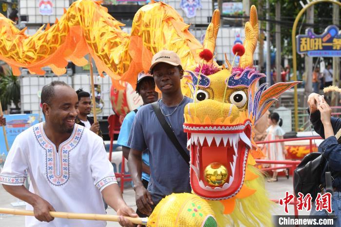 Estudantes estrangeiros experimentam cultura tradicional chinesa do Festival do Barco do Dragão