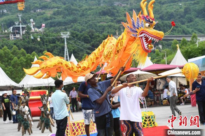 Estudantes estrangeiros experimentam cultura tradicional chinesa do Festival do Barco do Dragão
